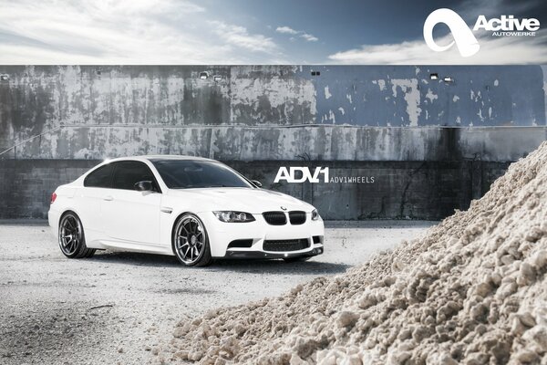 Автомобиль bmw m3 в белом цвете