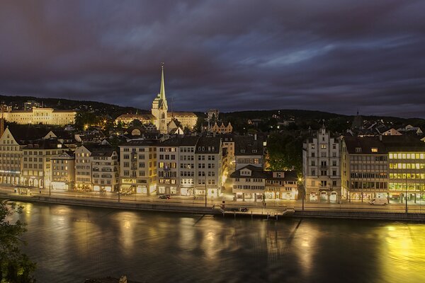 Casa De Zurich. Noche De Zurich