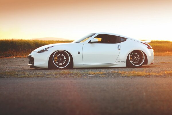 Un nissan 370Z blanco al atardecer