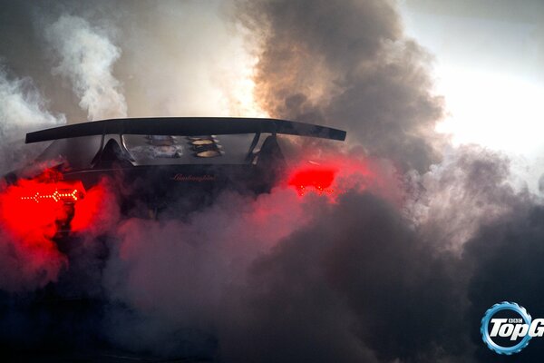 Lamborghini mitten im Rauch auf der Straße