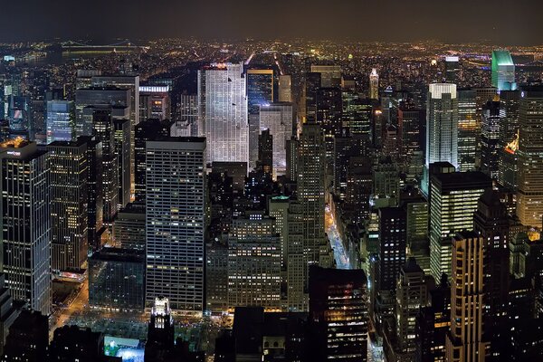 Vue nocturne des gratte-ciel de New York