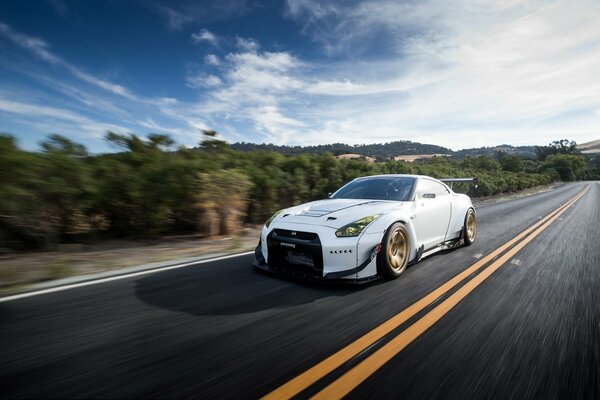 Nissan GT-R en un paseo en el tráfico