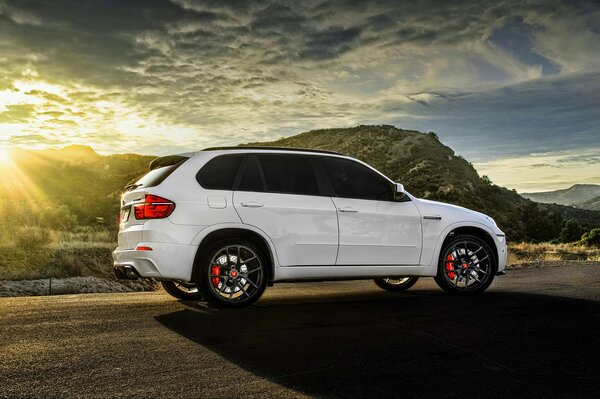 Tuning blanco bmw x5m al atardecer