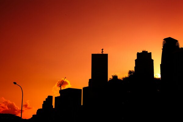 Le coucher de soleil sur la ville attire le regard