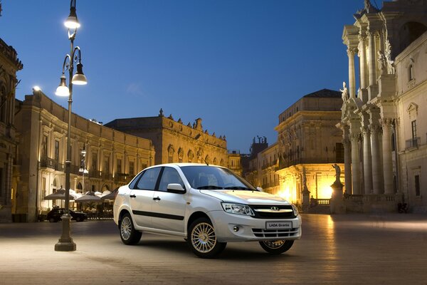 Lada blanche de Grant sur la place de la ville sous la lanterne