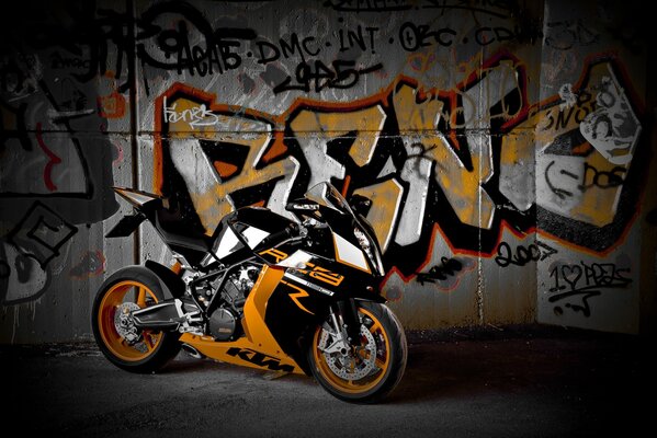 Moto KTM rc8 r noirgrand voilier