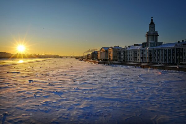 Winter Sonnenuntergang in St. Petersburg