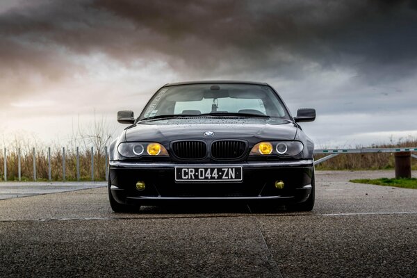 Bmw E46 en asfalto gris con faros de ajuste