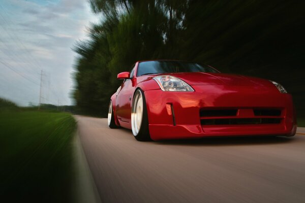 Movimiento rápido de Nissan rojo con estilo