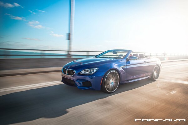 Un coche muy bonito en la carretera