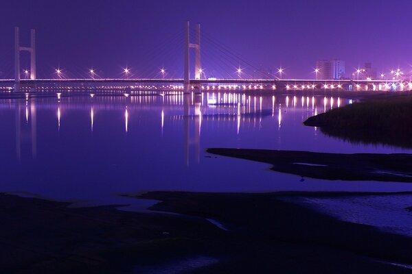 Nachtbrücke mit Lichtern in der Stadt