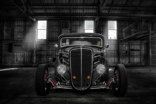 Viejo coche clásico en el hangar vista frontal