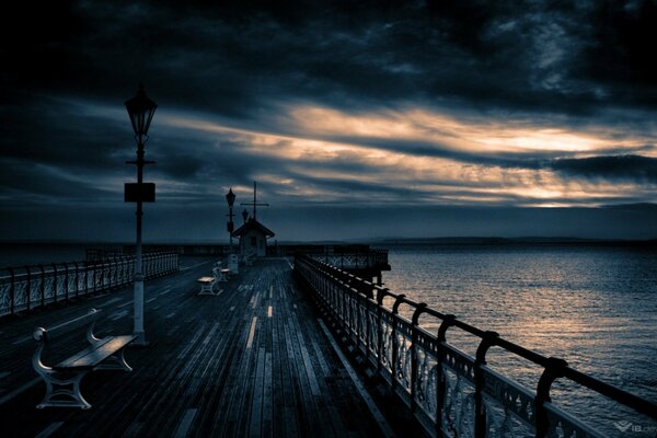 Cielo nocturno y agua en el muelle