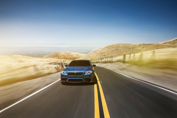 Guidare in lontananza su una pista BMW senza fine