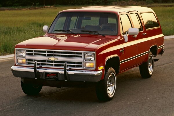 Chevrolet rojo en la carretera 1982