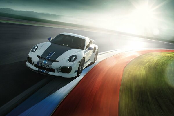 Porsche 911 durante una carrera de alta velocidad