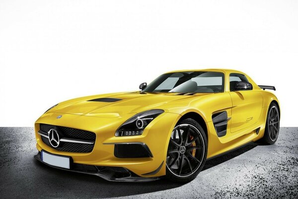 Sport jaune Mercedes sur fond blanc