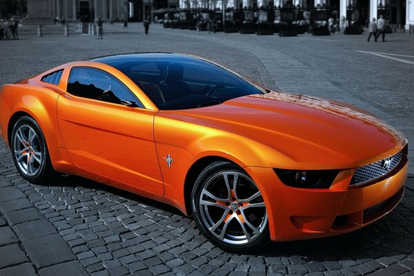 Orange Ford Mustang in der Stadtstraße