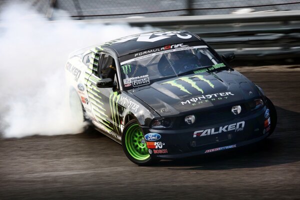 Drift Ford Mustang sur la piste