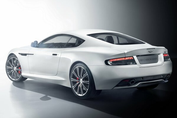 Elegante blanco Aston Martin con zadi