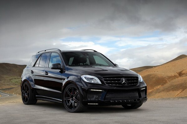 Imagen de un mercedes ml63 AMG topcar de pie en el fondo de las montañas