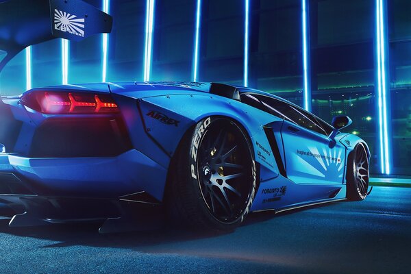 Aventador bleu en promenade libre