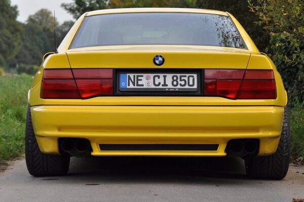 Желтая СПОРТКАР BMW вид сзади