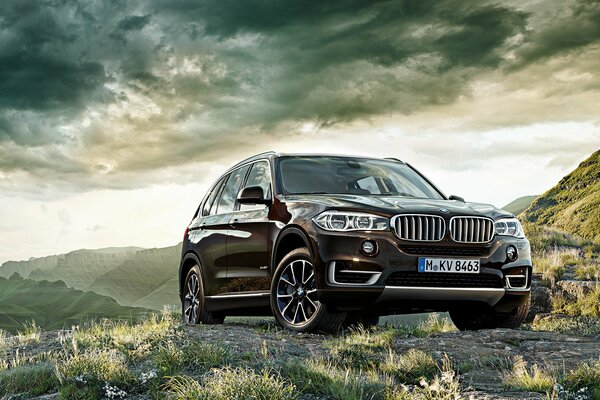 Voiture noire BMW X5. Fond d écran de bureau