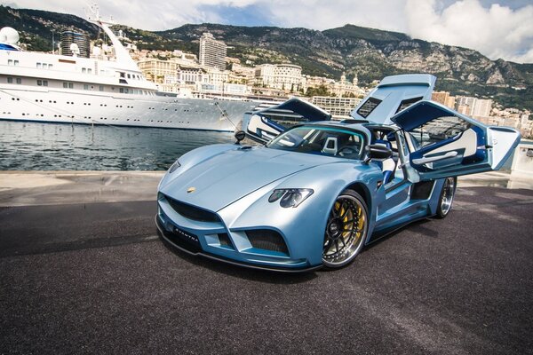 Coche azul con las puertas abiertas en el fondo del yate