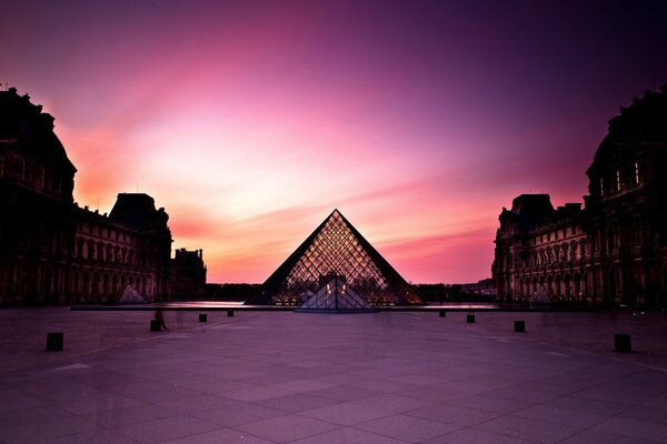 Paryż o zachodzie słońca fioletowy odcień