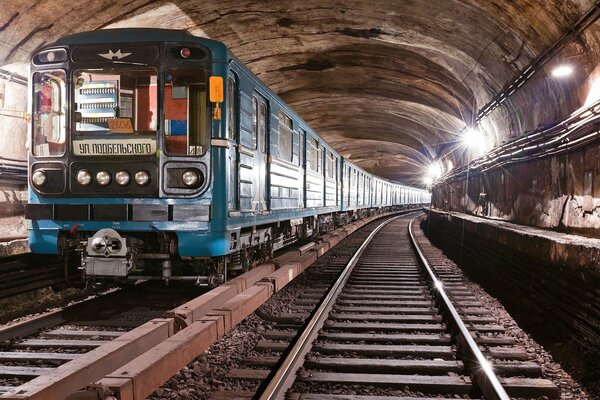 Tunel w metrze. Niebieski pociąg