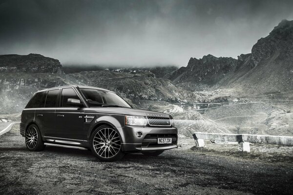 Tuning Range Rover en las montañas foto en blanco y negro