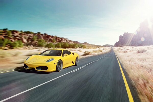 Ferrari amarillo a alta velocidad