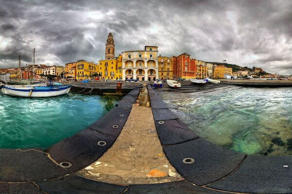 Paesaggi urbani con ormeggio per barche