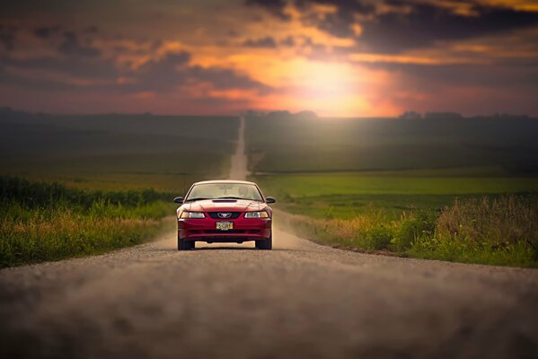 Ford mustang en la carretera