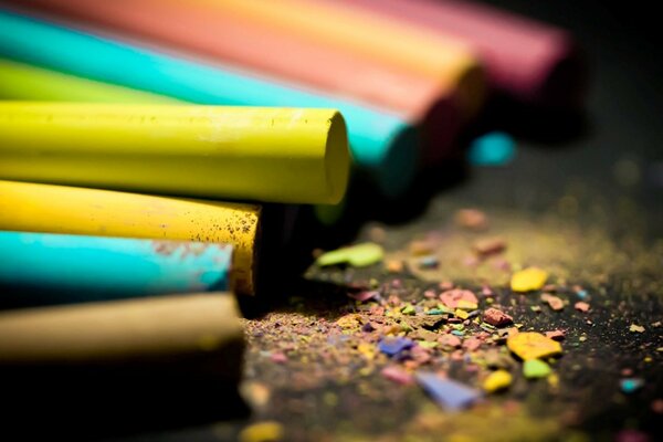 Virutas de crayones de colores en el Suelo
