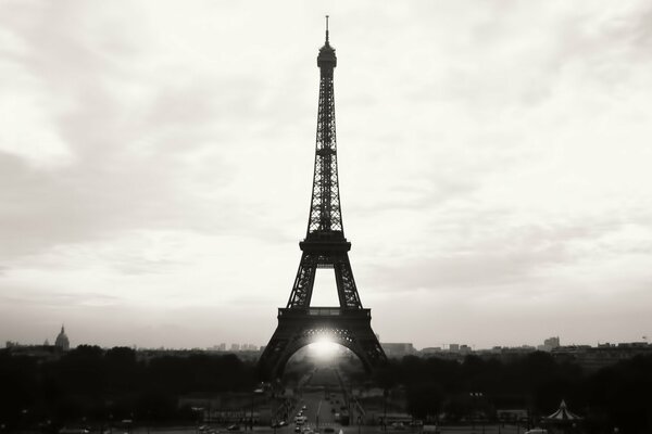 Alba alla Torre Eiffel in Francia