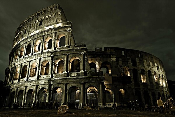 The attraction of Italy is the ancient Colosseum