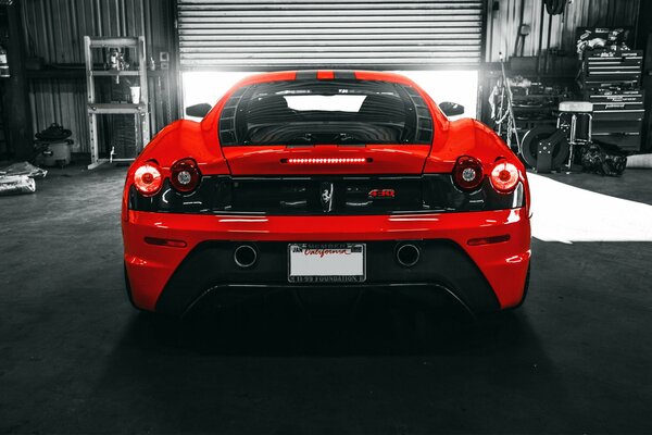 Ferrari F430 Rossa Italiana in garage