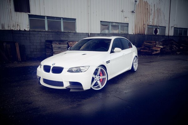 White BMW e90 on vossens