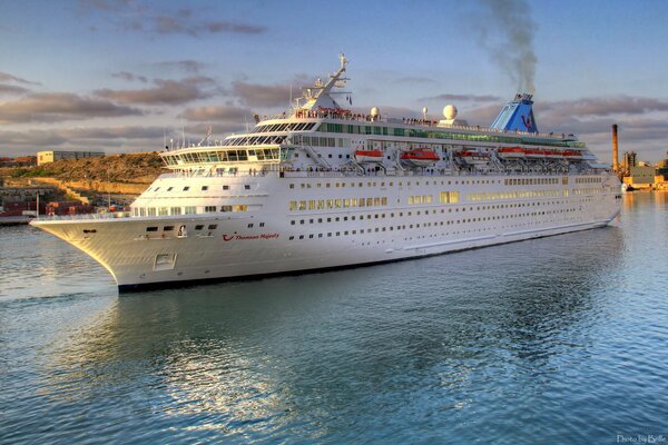 La nave da crociera taglia lentamente la superficie dell acqua