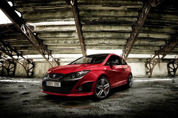 Voiture rouge debout dans le garage