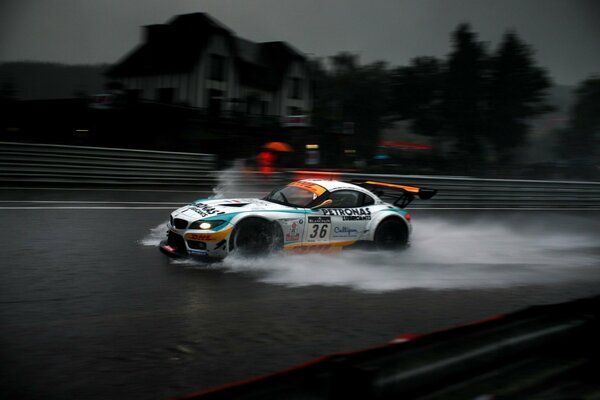 BMW sous la pluie sur la piste