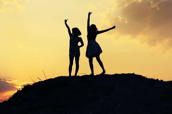 Siluetas de dos chicas al atardecer