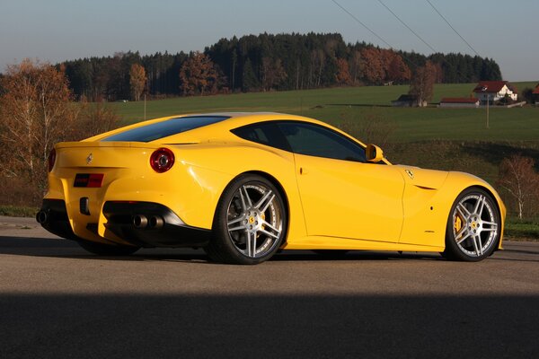 Brillante y hermoso coche de carreras amarillo en medio de la naturaleza escénica