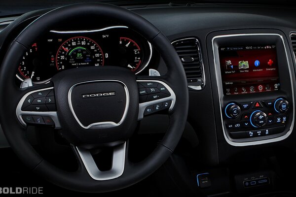 Interior negro elegante del coche de F