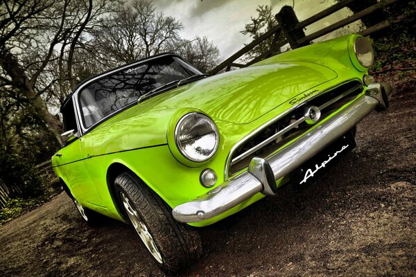 Coche retro de color verde brillante