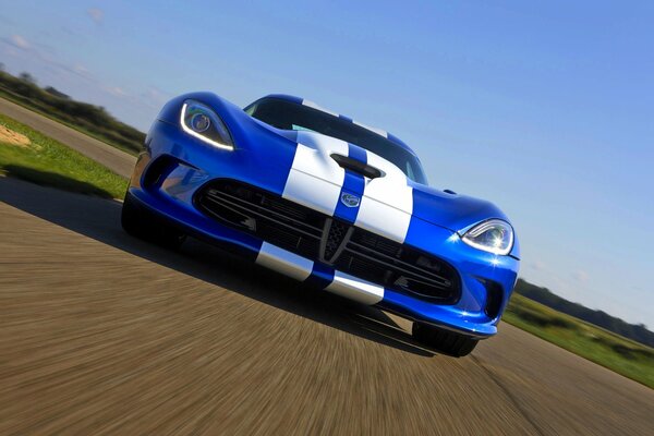 Coche de carreras azul con rayas blancas