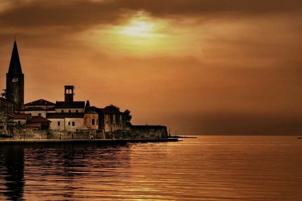 Tour sur le rivage sur fond de coucher de soleil