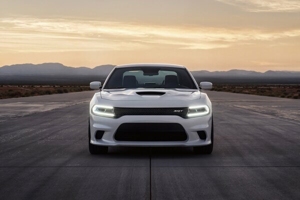 Une machine Hellcat concise avec vue de face